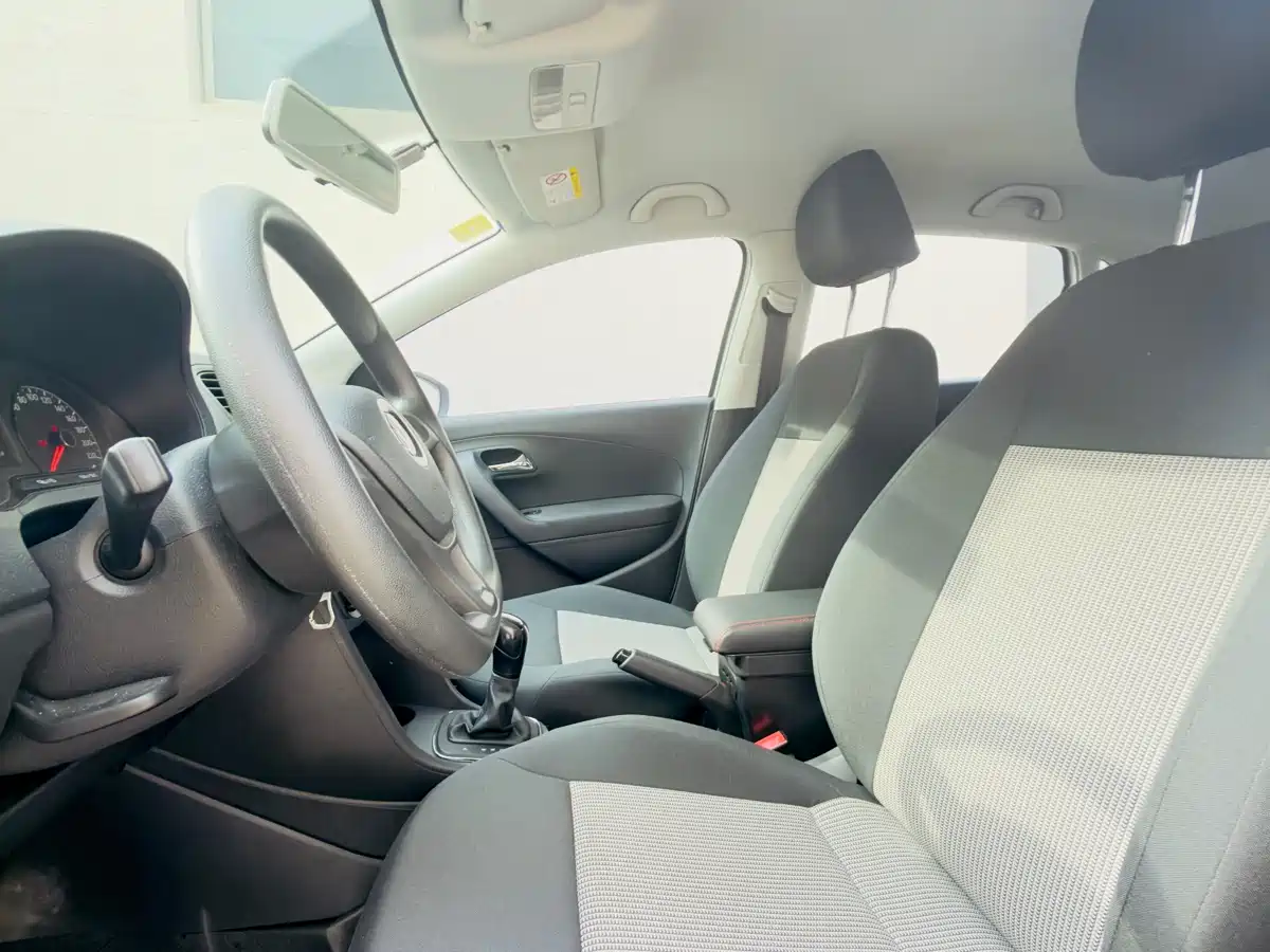 Volkswagen Polo 2016 1.4L Automatic Trend фото 4