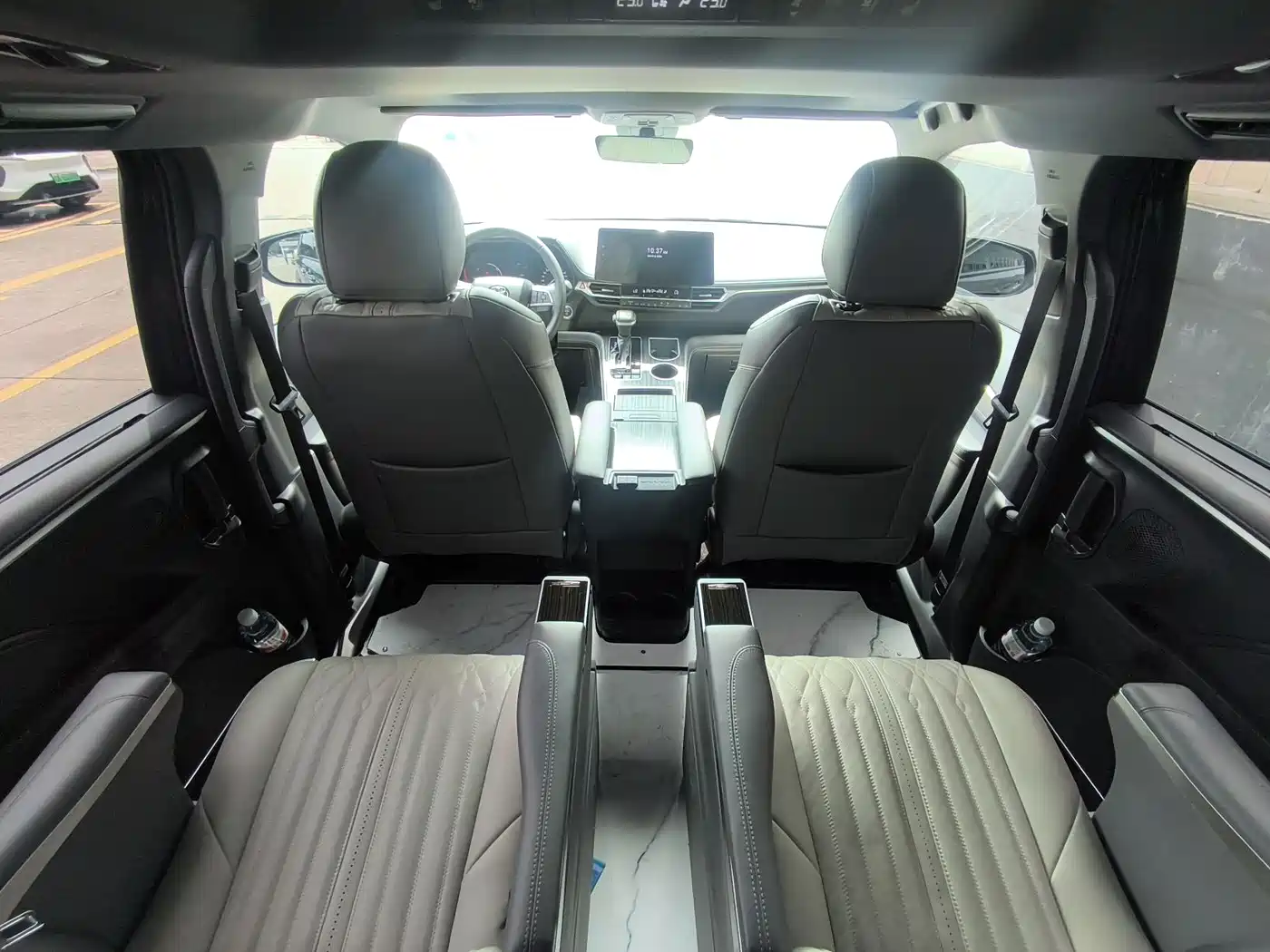 Toyota Sienna 2024 2.5L Hybrid 4WD Premium Edition фото 8