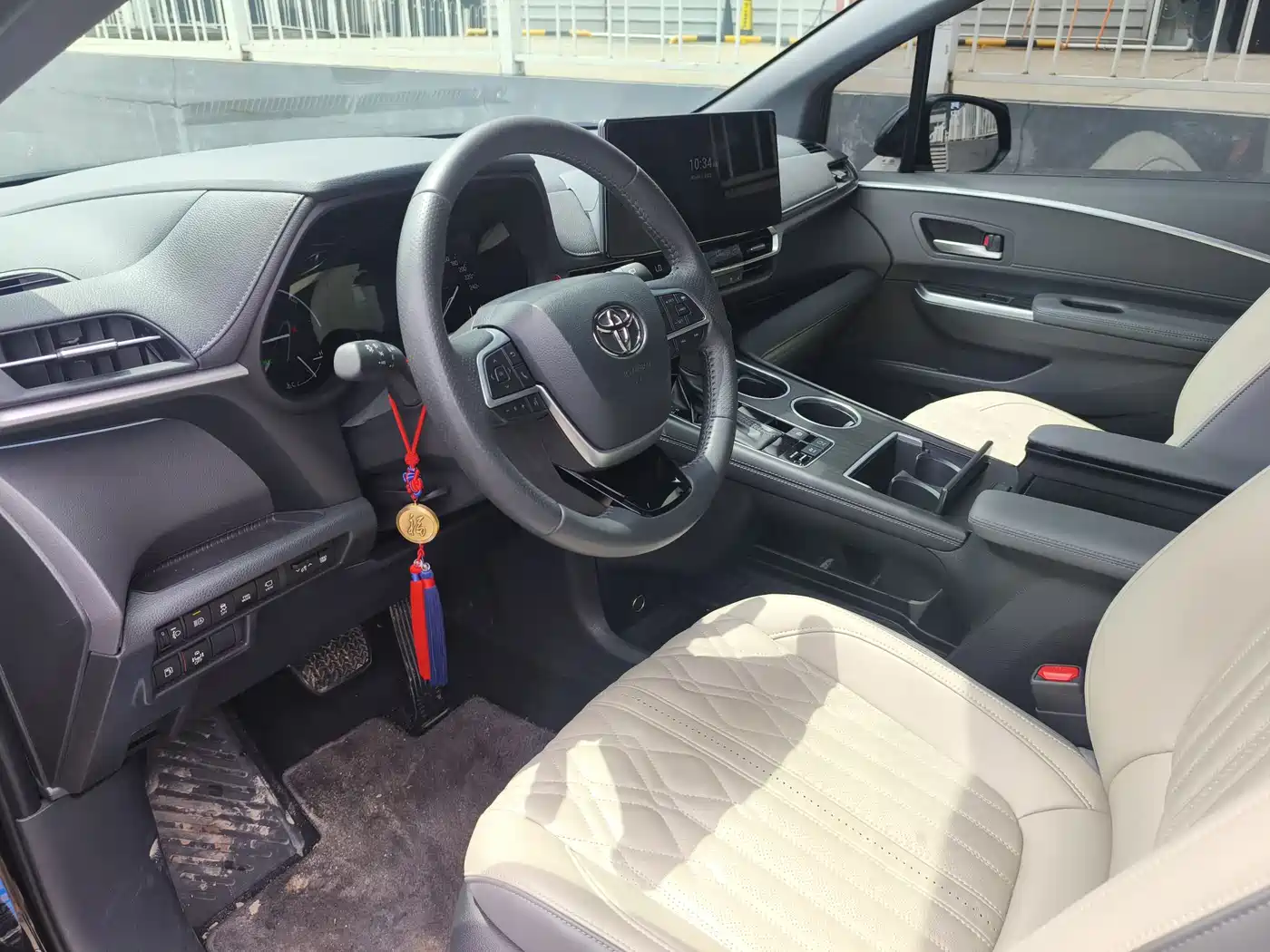 Toyota Sienna 2024 2.5L Hybrid 4WD Premium Edition фото 13
