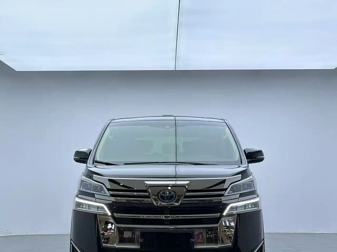 Toyota Vellfire 2019 Hybrid 2.5L HV Premium Edition фото 2