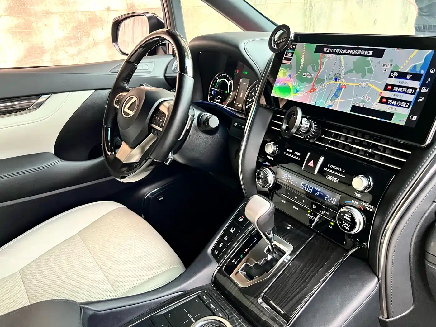 Lexus LM 2020 300h 4-Seat Imperial Edition фото 19