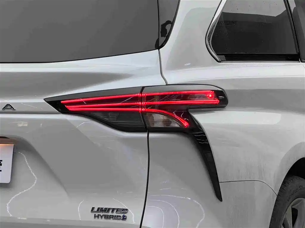 Toyota Sienna 2023 2.5L Hybrid Premium Edition фото 16