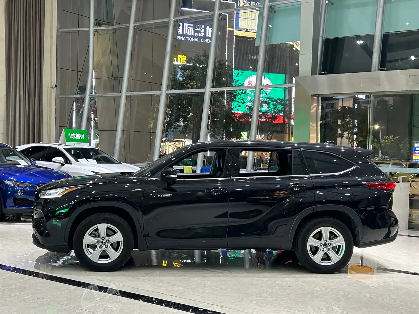 Photo 2 - Toyota Highlander