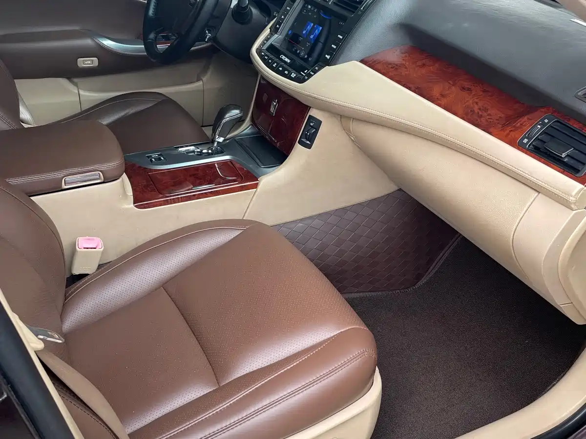 Photo 13 - Toyota Crown