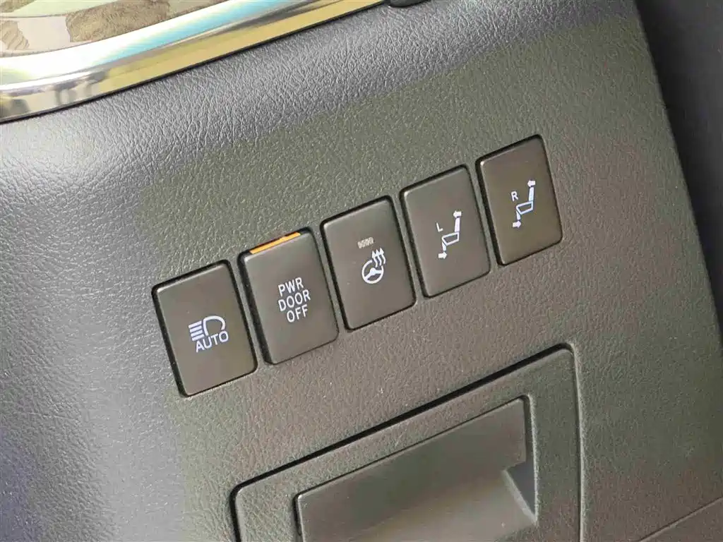 Toyota Vellfire 2021 Crown Hybrid 2.5L HV Premium Edition фото 17