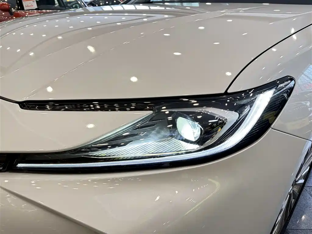 Toyota Camry 2024 Hybrid 2.0HGVP Luxury Edition фото 13