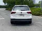 Photo 8 - Volkswagen Tiguan L