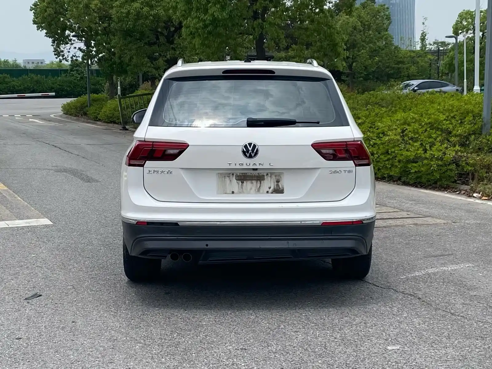 Photo 8 - Volkswagen Tiguan L