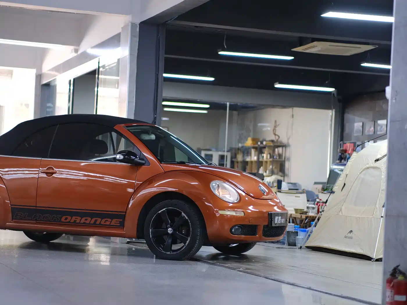 Volkswagen Beetle 2010 Model 2.0 BlackOrange Convertible Luxury Edition фото 7