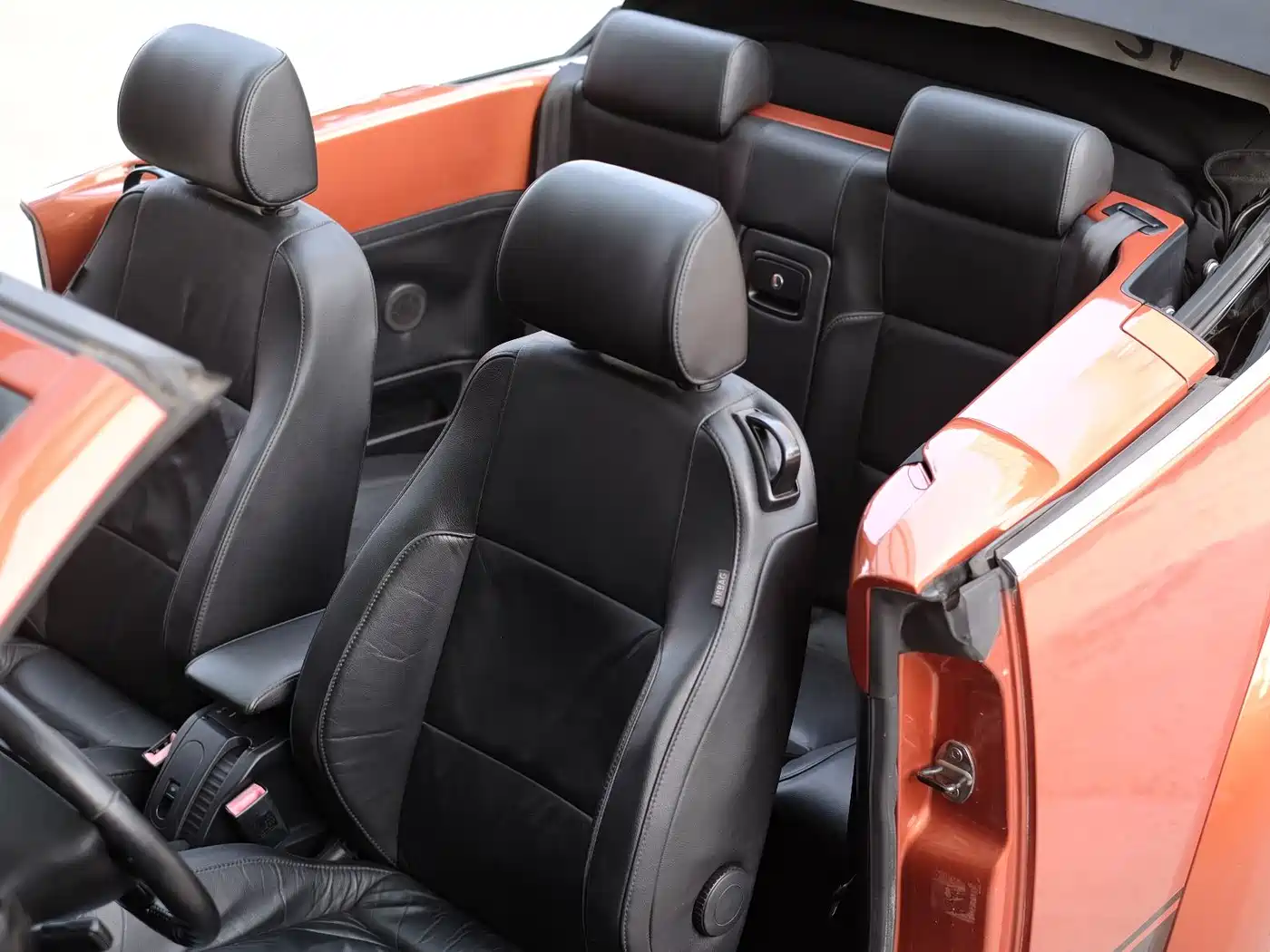 Volkswagen Beetle 2010 Model 2.0 BlackOrange Convertible Luxury Edition фото 19