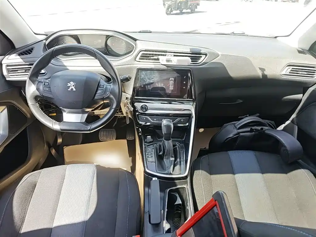 Peugeot 308 2018 1.6L Auto Luxury Edition фото 10