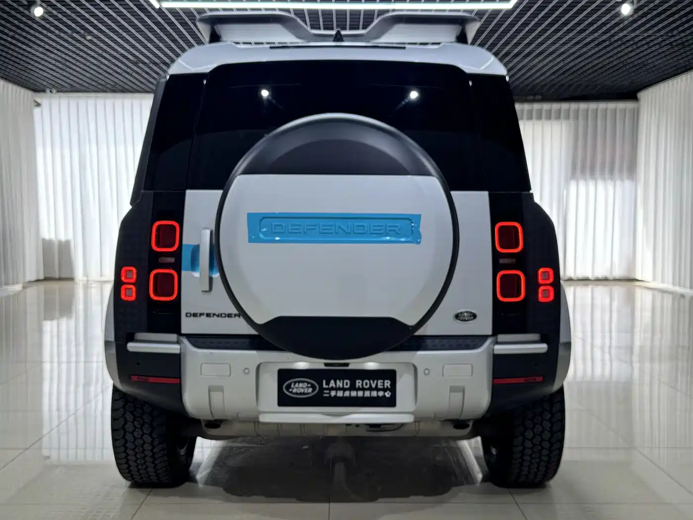 Land Rover Defender 2020 110 P400 Launch Matte Silver Special Package Edition фото 5