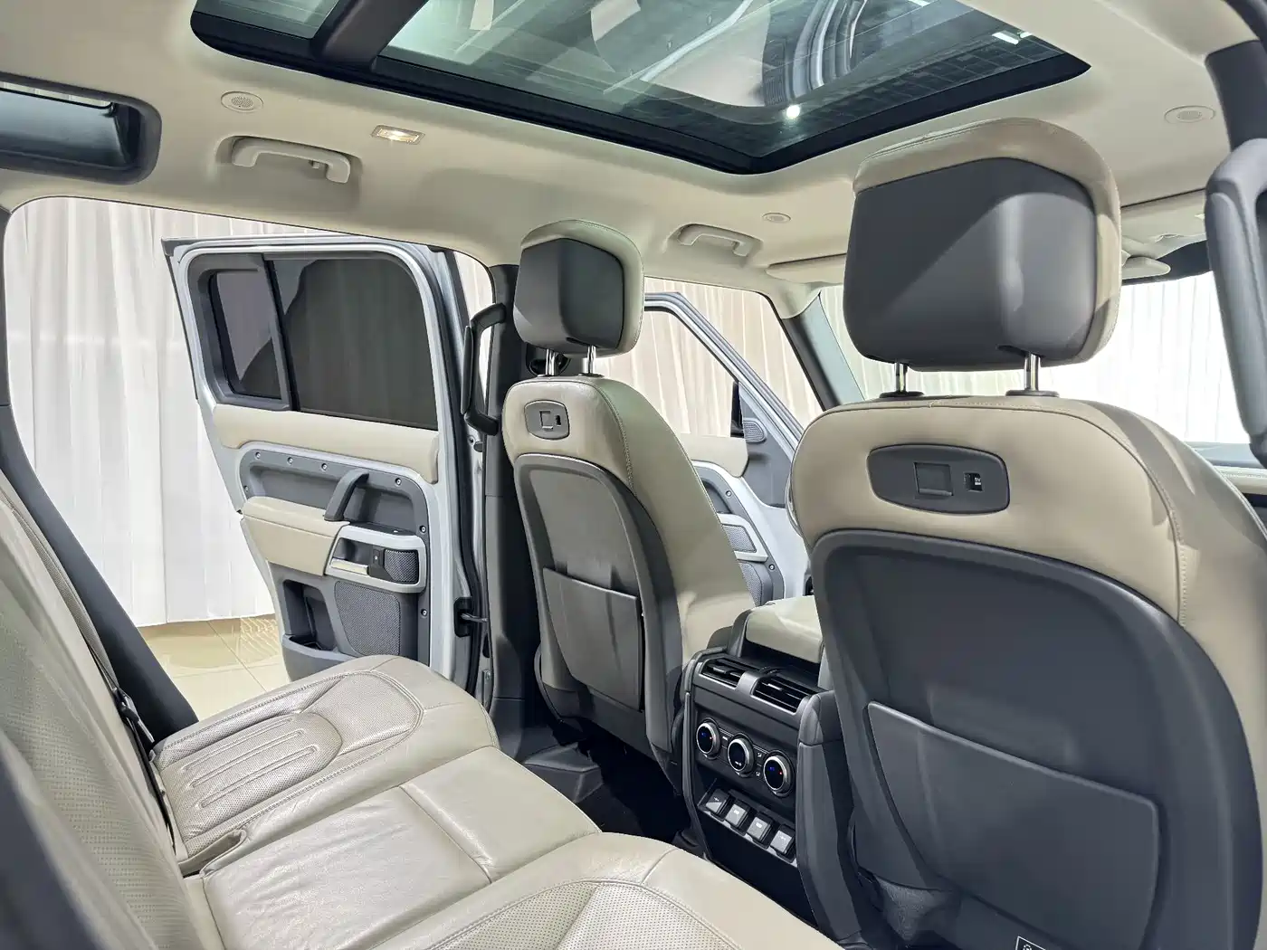 Land Rover Defender 2020 110 P400 Launch Matte Silver Special Package Edition фото 9