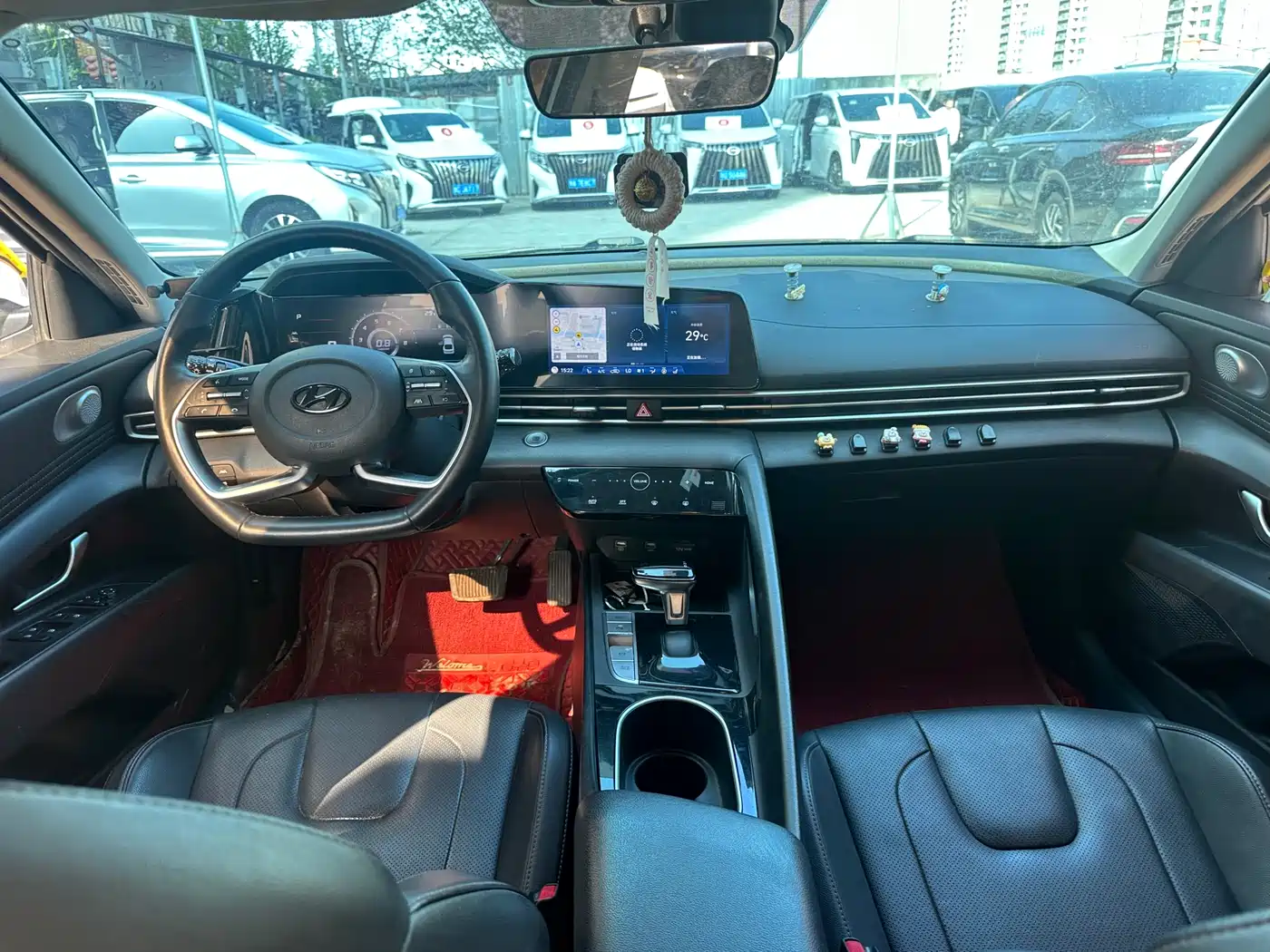 Hyundai Elantra 2021 1.5L CVT LUX Premium Edition фото 6
