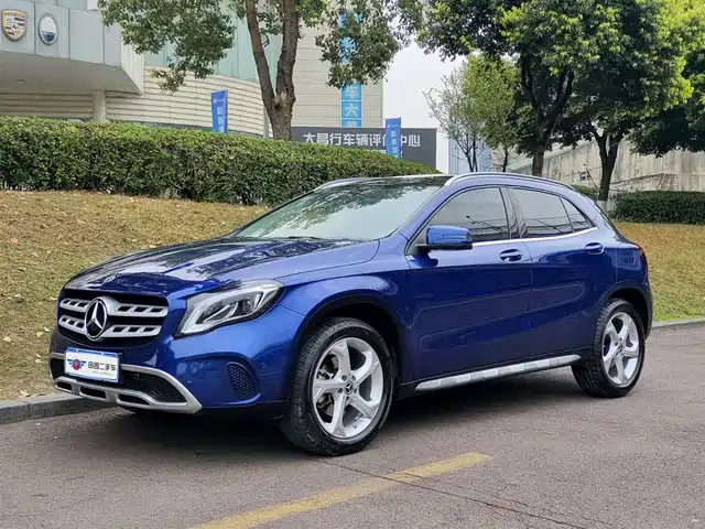 MERCEDES-BENZ GLA