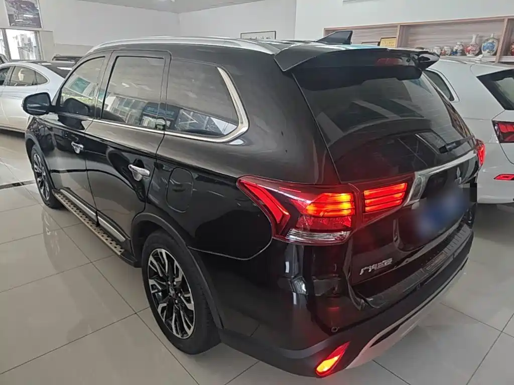 MITSUBISHI OUTLANDER