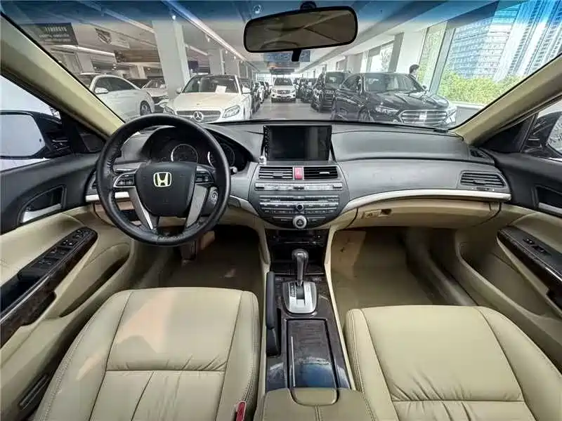 Photo 10 - Honda Accord