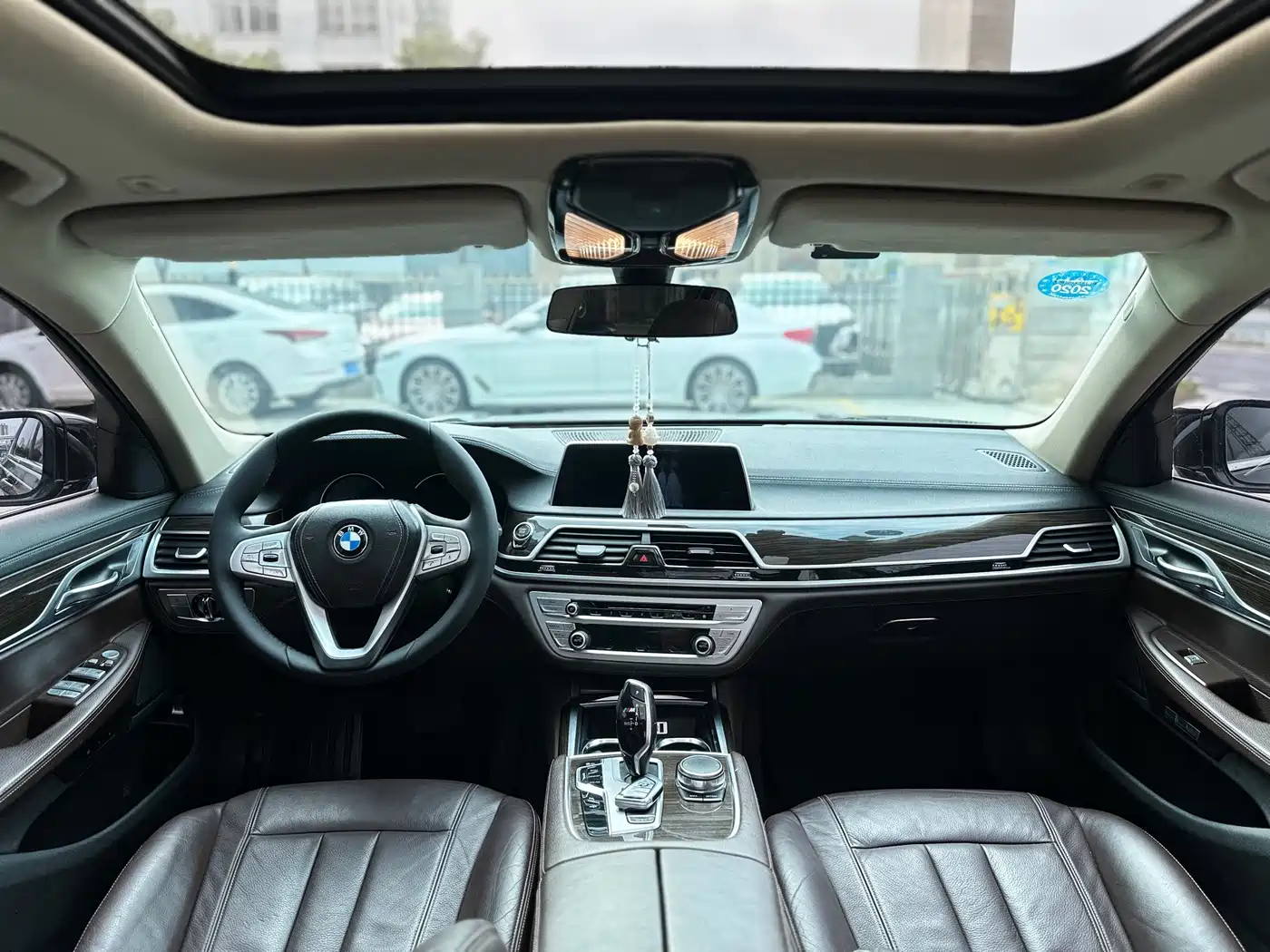 BMW 7 Series 2016 730Li Leading фото 13