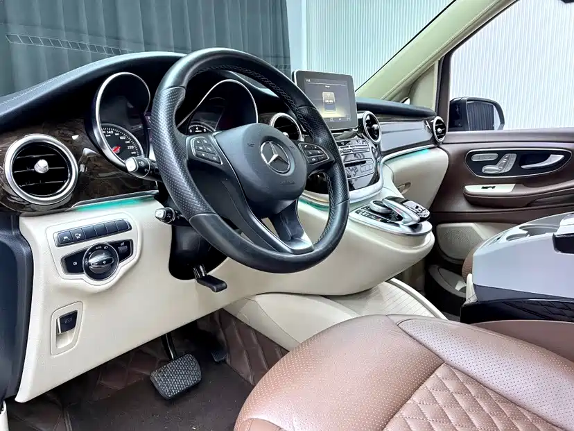 Mercedes-Benz V-Class 2018 V 260 L Premium Long Wheelbase Edition China VI фото 10