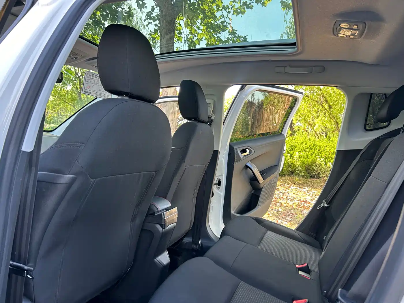 Peugeot 2008 2014 1.6L Automatic Fashion Edition фото 12