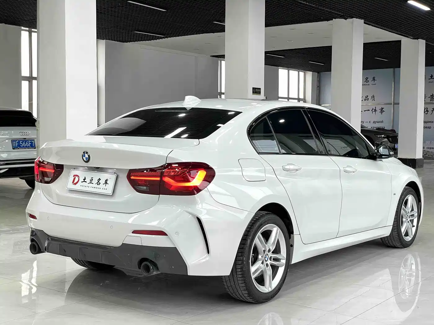 BMW 1 Series 2023 120i M Sport Shadow Edition фото 6