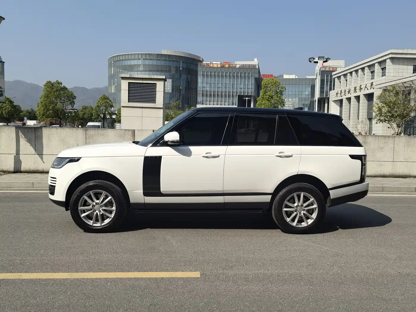 Land Rover Range Rover 2022 3.0 L6 360PS Golden Age Edition фото 2
