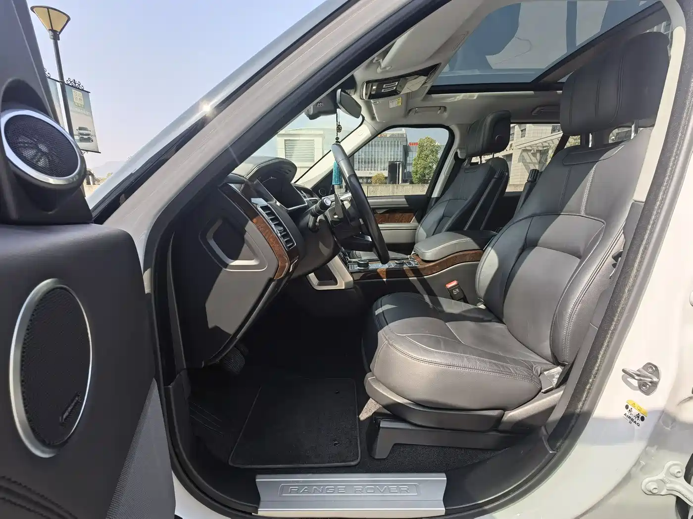 Land Rover Range Rover 2022 3.0 L6 360PS Golden Age Edition фото 9