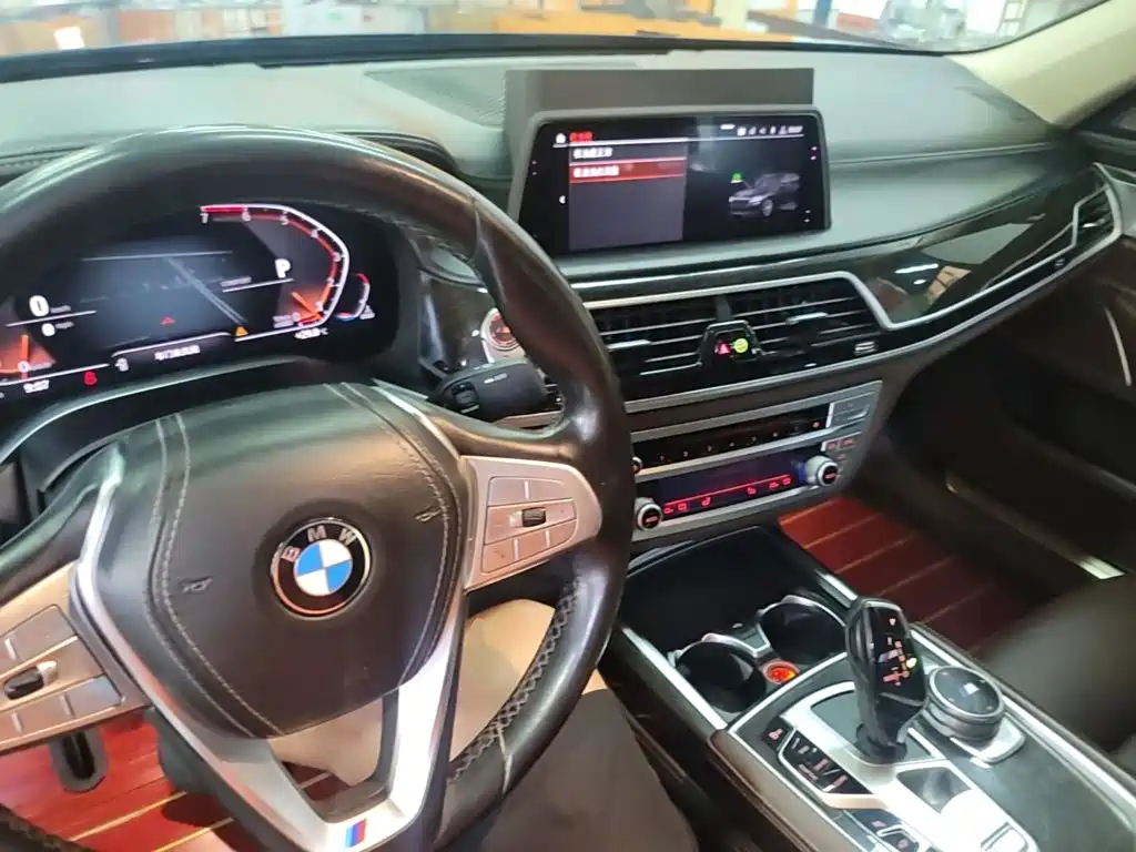 Фото 10 - BMW 7 Series