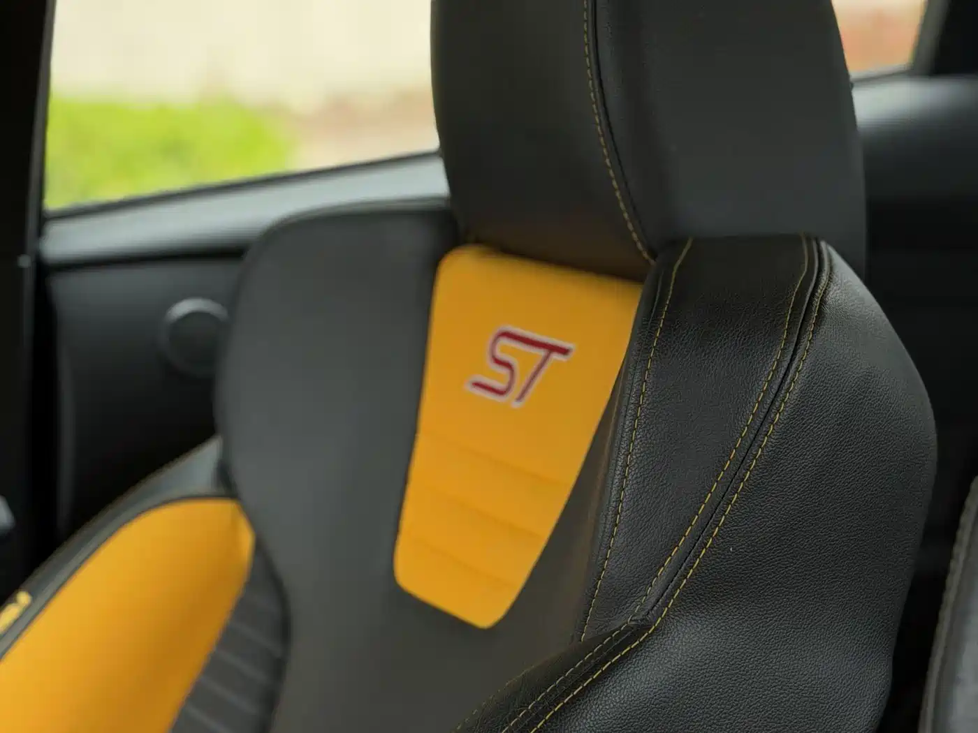 Ford Focus (Import) 2013 2.0T ST Orange Edition фото 13