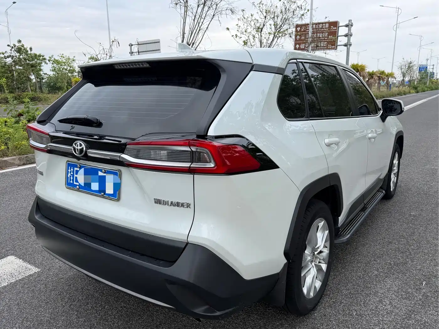Toyota Wildlander 2023 2.0L CVT FWD LE фото 4