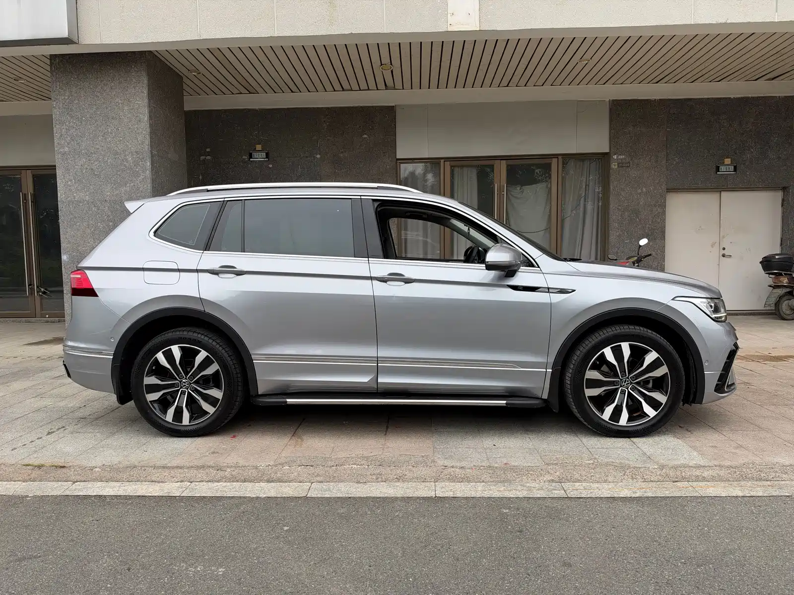 Photo 5 - Volkswagen Tiguan L