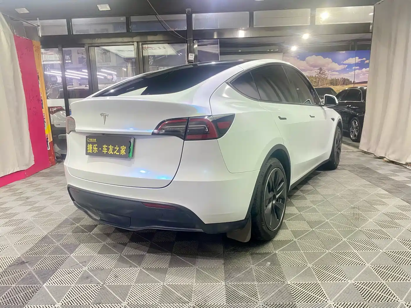 TESLA MODEL Y