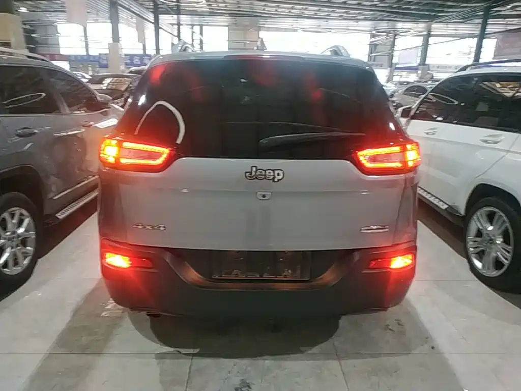 Jeep Cherokee (Import) 2015 2014 2.4L Luxury