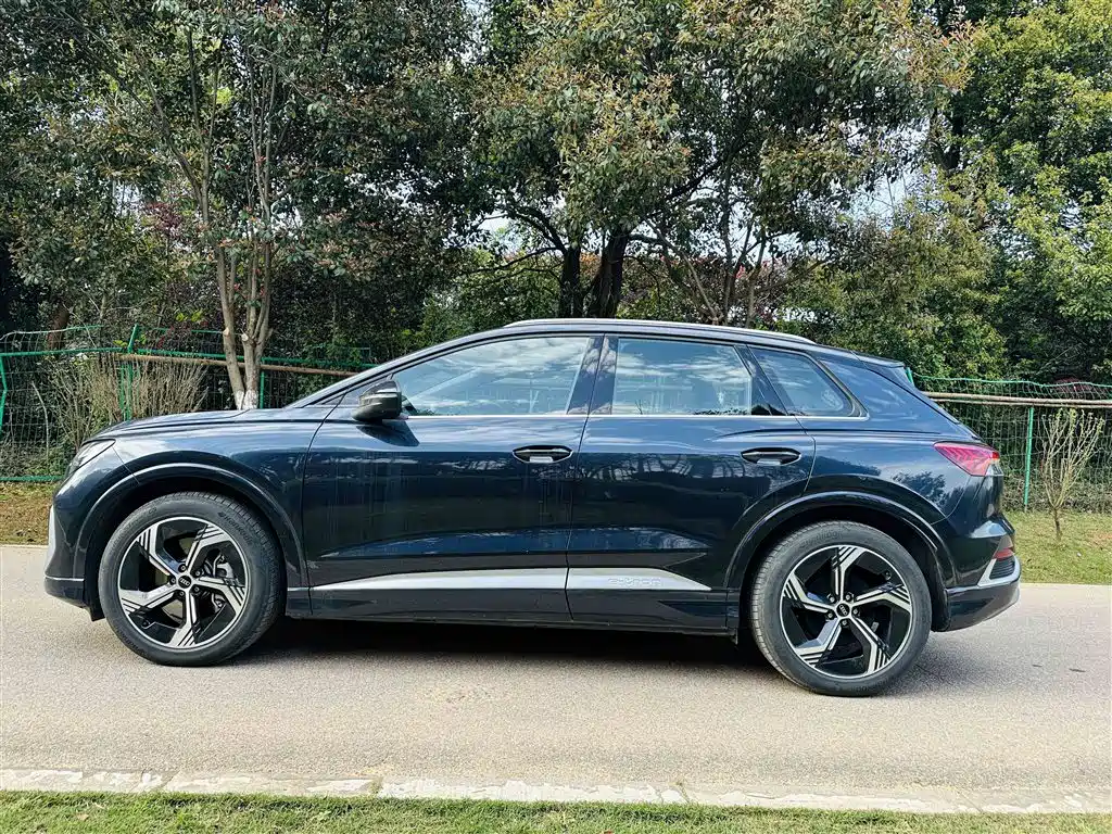 AUDI Q4 E TRON