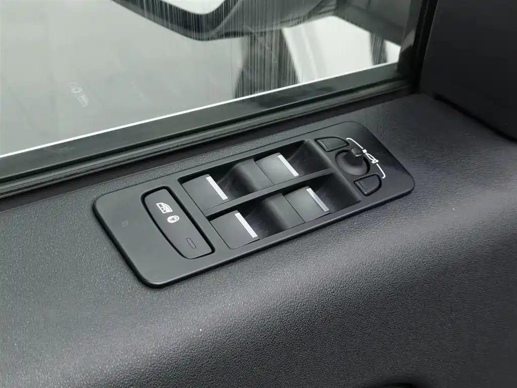 LAND ROVER DISCOVER NEW ENERGY SOURCES FOR SPORTS