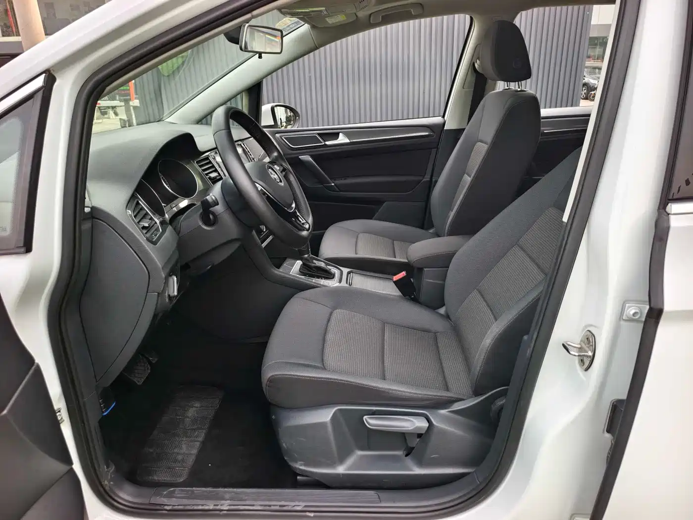 Volkswagen Golf Sportsvan 2016 230TSI Automatic Progressive фото 8