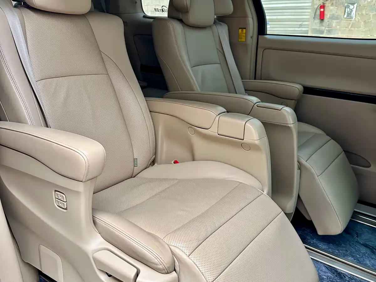 Toyota Alphard фото 12