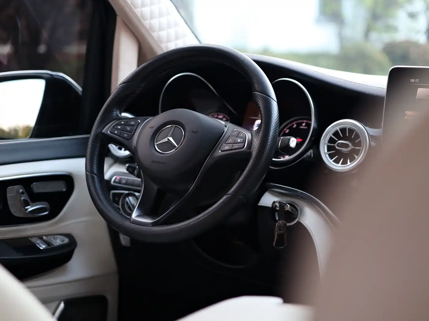 Mercedes-Benz V-Class 2018 V 260 L Premium Long Wheelbase Edition China VI фото 23