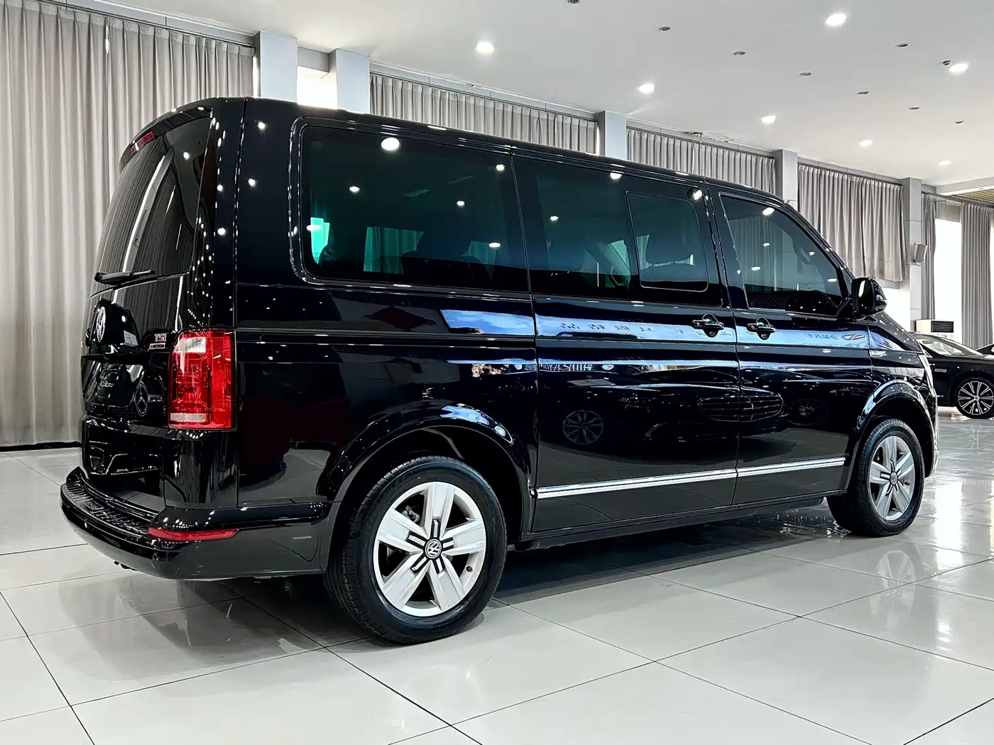 Volkswagen Multivan 2017 2016 2.0TSI AWD Premium 6-Seater