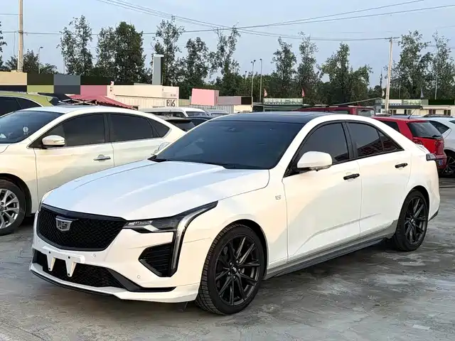 Cadillac CT4 28T, Люкс