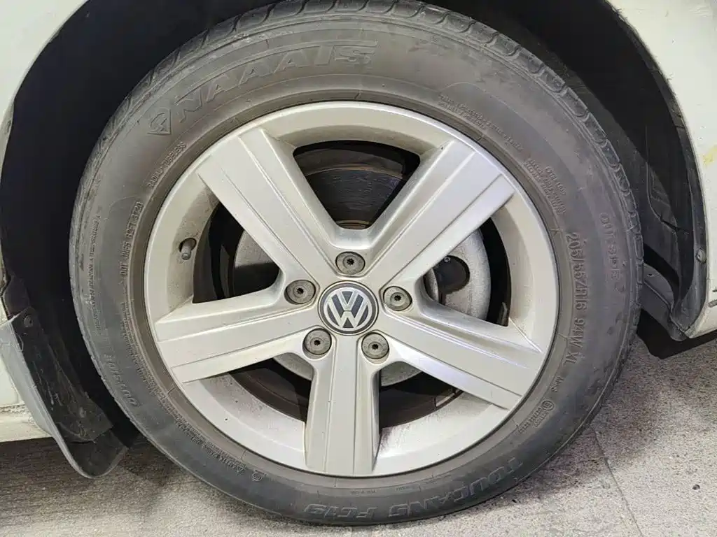 Photo 7 - Volkswagen Golf
