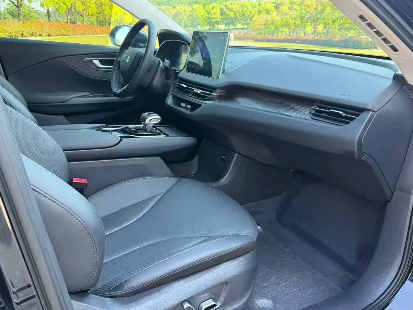 Hongqi E-QM5 2023 Facelift Basic Travel Edition фото 8