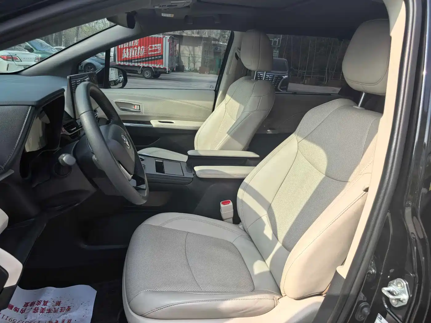 Toyota Sienna 2024 2.5L Hybrid 4WD Premium Edition фото 9