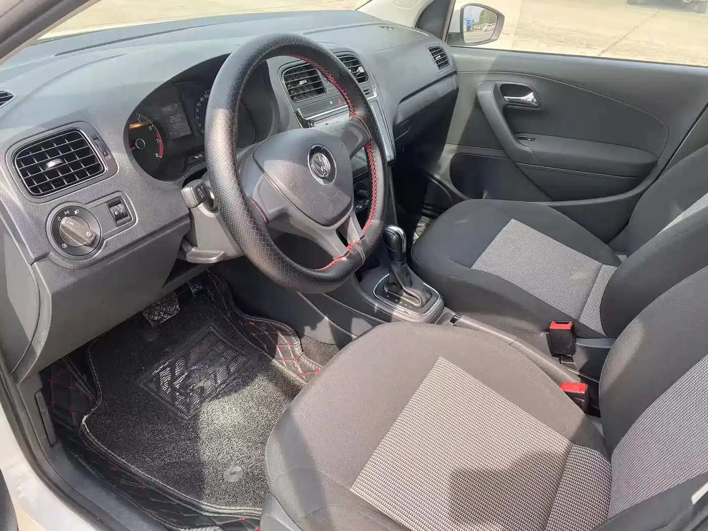 Volkswagen Polo 2016 1.4L Automatic Trend фото 7