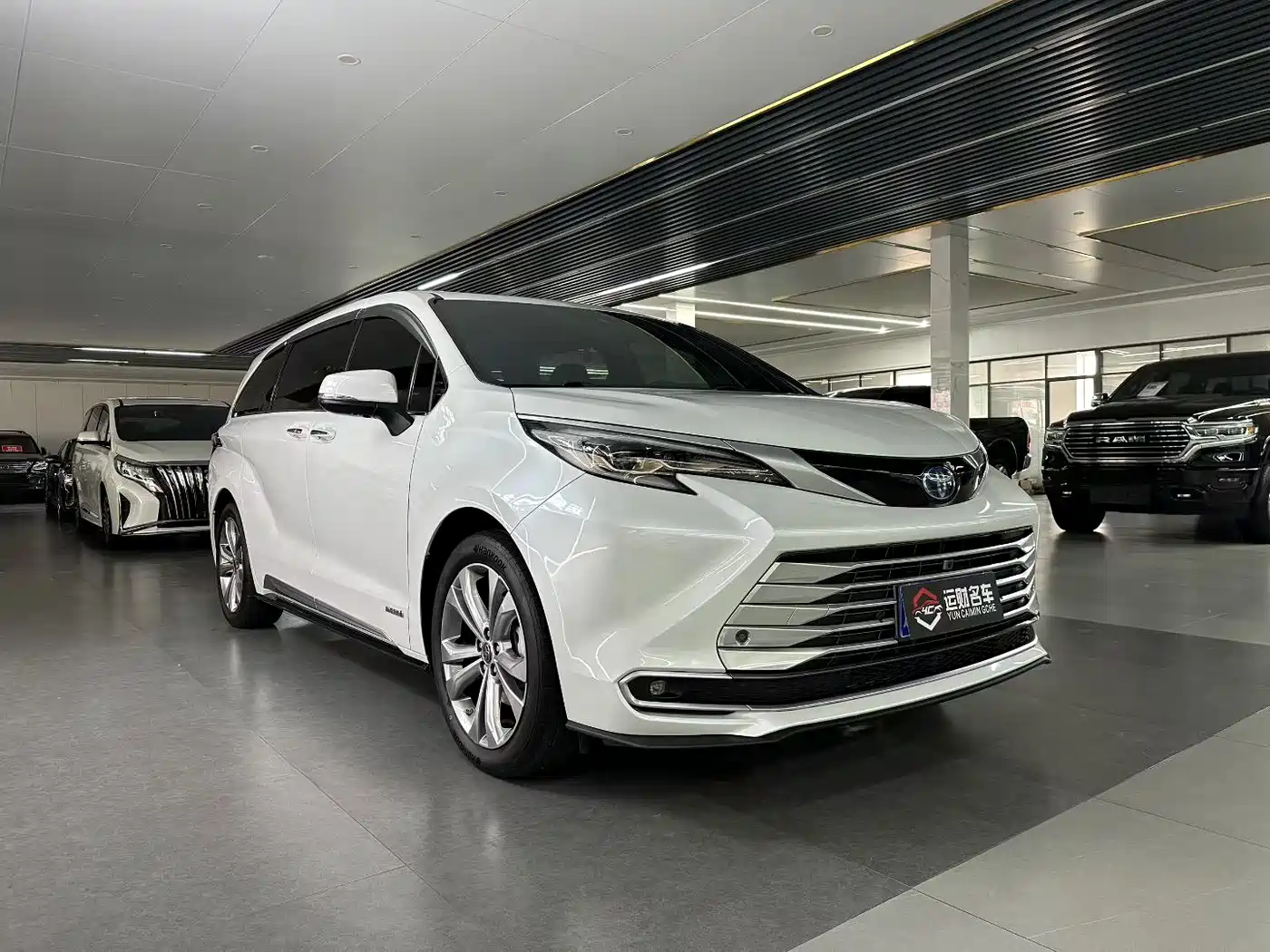 Toyota Sienna 2023 2.5L Hybrid Platinum Edition фото 3