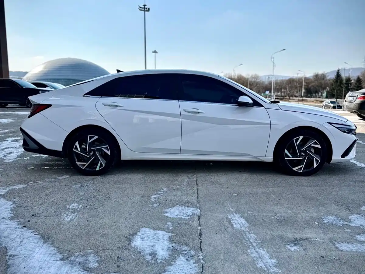 Hyundai Elantra 2023 Model 1.5L CVT LUX Premium Edition фото 7
