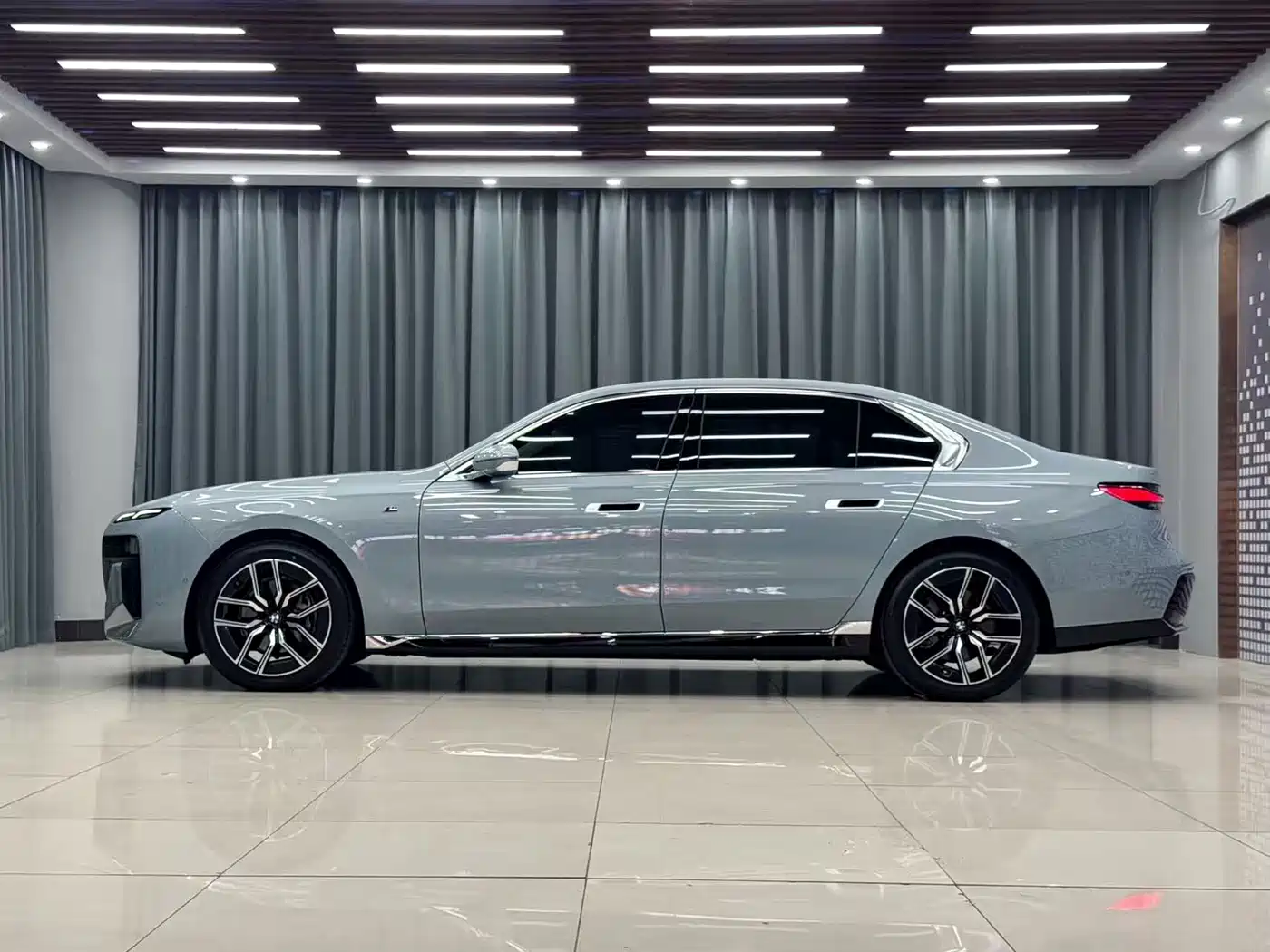 BMW 7 Series 2023 Model 735Li M Sport Package фото 3