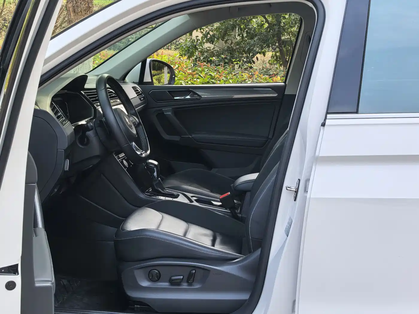 Volkswagen Tiguan L 2021 330TSI Automatic 2WD R-Line Premium фото 11