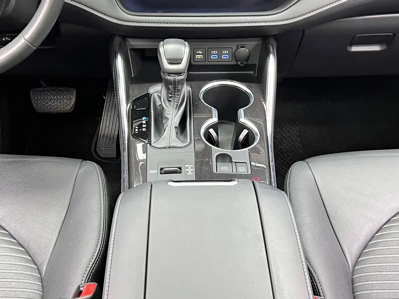 Toyota Crown Kluger 2023 2.5L HEV AWD Premium Edition фото 17