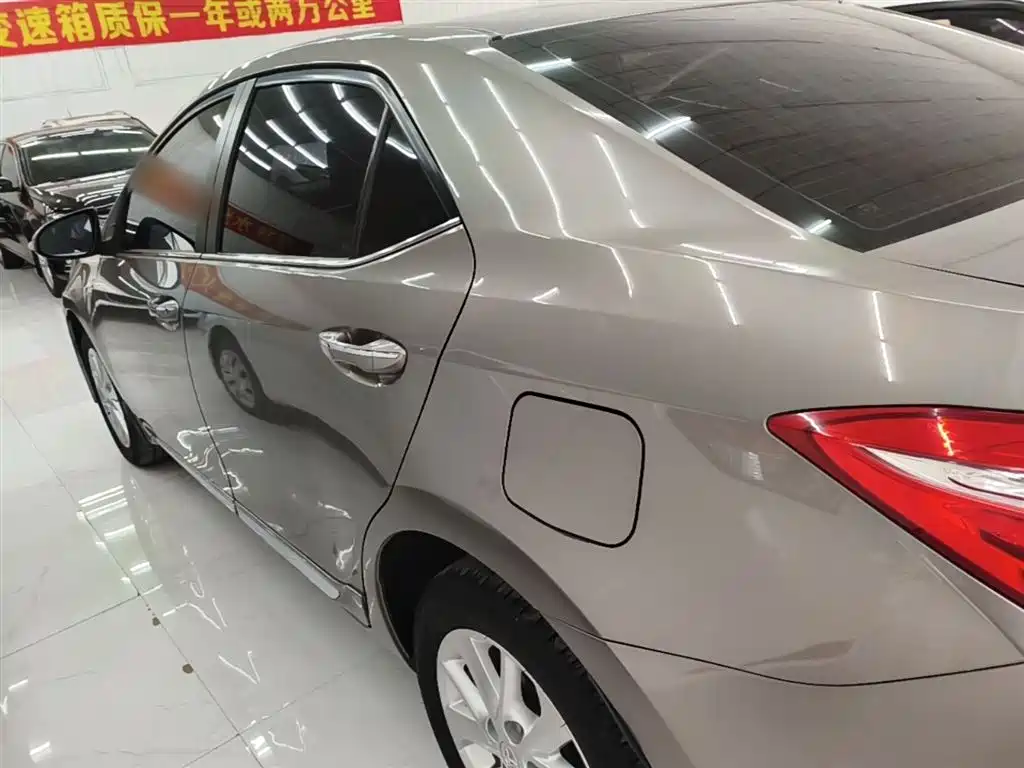 Toyota Corolla 2014 1.6L CVT GL-i Leather Edition фото 5